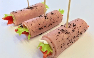 РУЛЕТИК С ГОВЯДИНОЙ, СЫРНЫМ МУССОМ И СЛАДКИМ ПЕРЦЕМ
