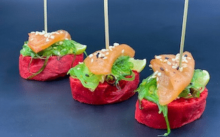 ЛОСОСЬ СЛАБОЙ СОЛИ НА КРАСНОМ БАГЕТЕ С САЛАТОМ ЧУКА И ОВОЩАМИ