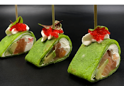 ЛОСОСЬ СЛАБОЙ СОЛИ В БЛИНЧИКЕ ИЗ ШПИНАТА, СЛИВОЧНЫМ СЫРОМ И АВОКАДО