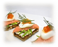 МИНИ БУТЕРБРОД НА РЖАНОМ ХЛЕБЕ С СЕМГОЙ, КРАСНОЙ ИКРОЙ И ПЕРЕПЕЛИНЫМ ЯЙЦОМ