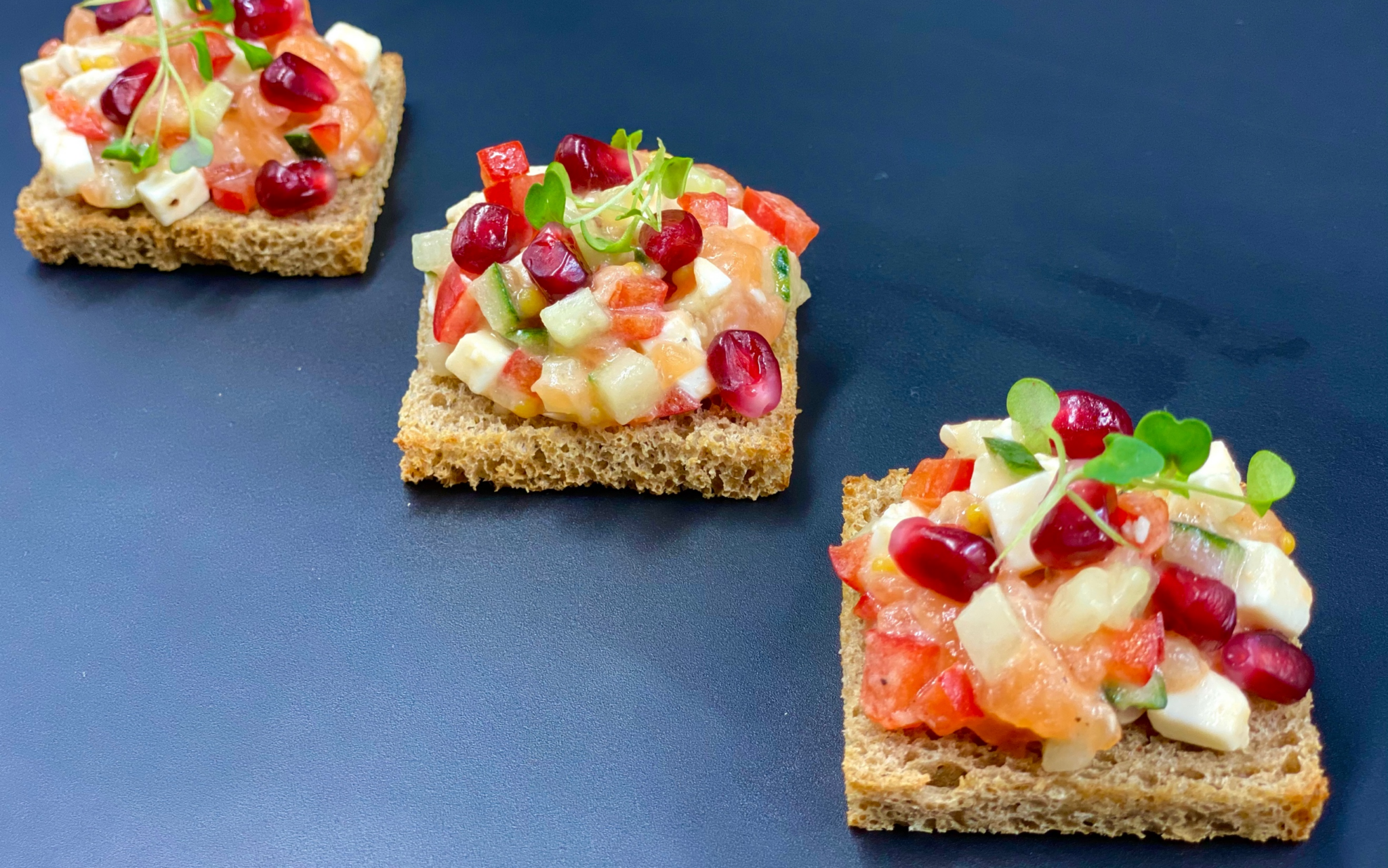 ТАПАС С ТАР-ТАРОМ ИЗ ЛОСОСЯ, ГРАНАТОМ И ОВОЩАМИ