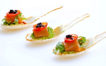 ЛОСОСЬ СЛАБОСОЛЕНЫЙ С ИКРОЙ НА ХРУСТЯЩЕЙ ЛОЖКЕ С КРЕМОМ ИЗ АВОКАДО