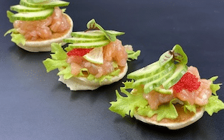 ПАНКЕЙК С ЛОСОСЕМ, ТОБИКОЙ И ОВОЩАМИ