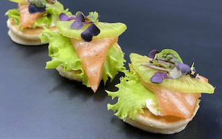 ПАНКЕЙК С ЛОСОСЕМ, СЛИВОЧНЫМ СЫРОМ И КИВИ