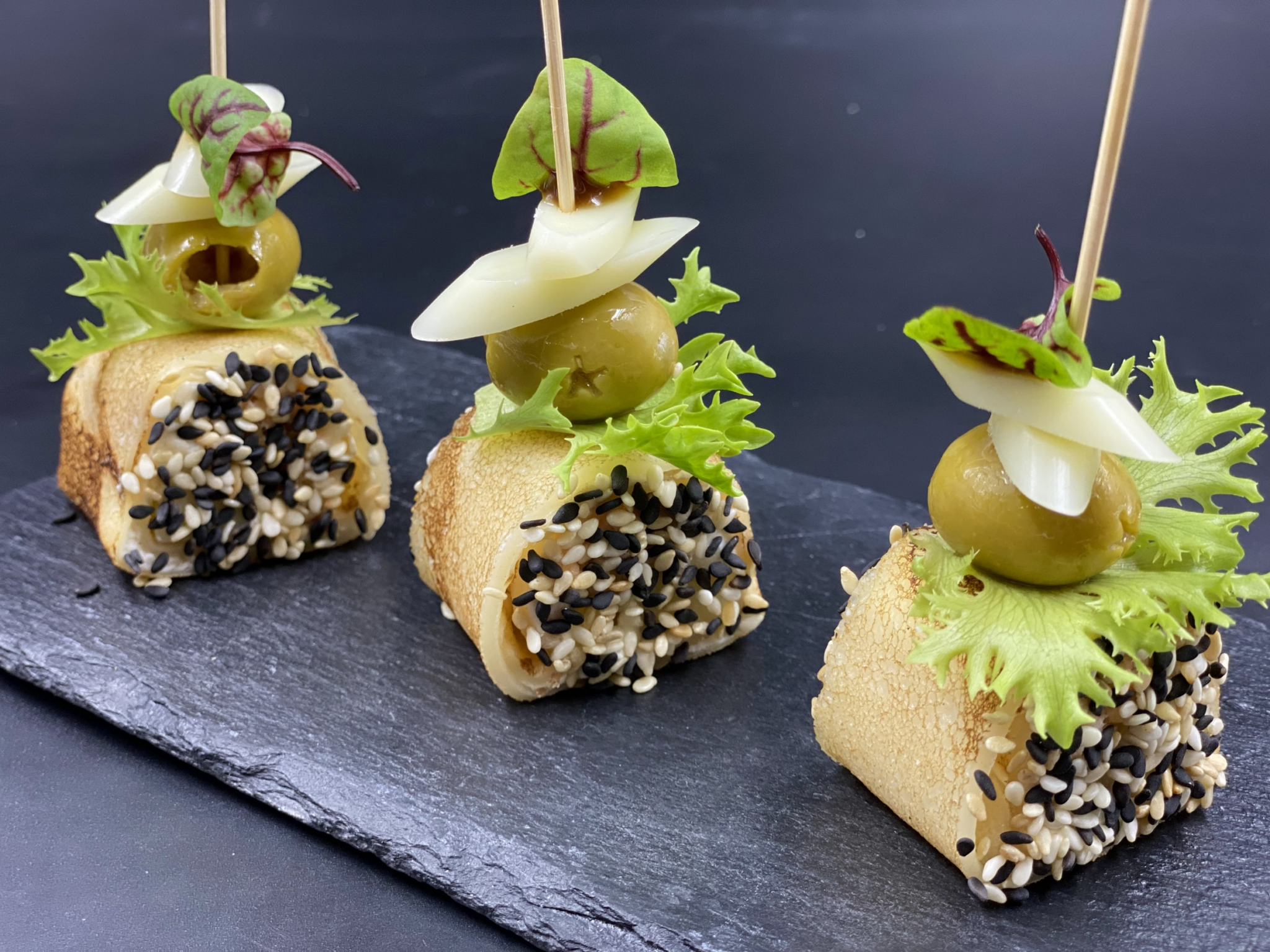 МИНИ БЛИНЧИК С ЖАРЕННЫМ ЛОСОСЕМ, ЦУКИНИ ГРИЛЬ И КАРТОФЕЛЕМ