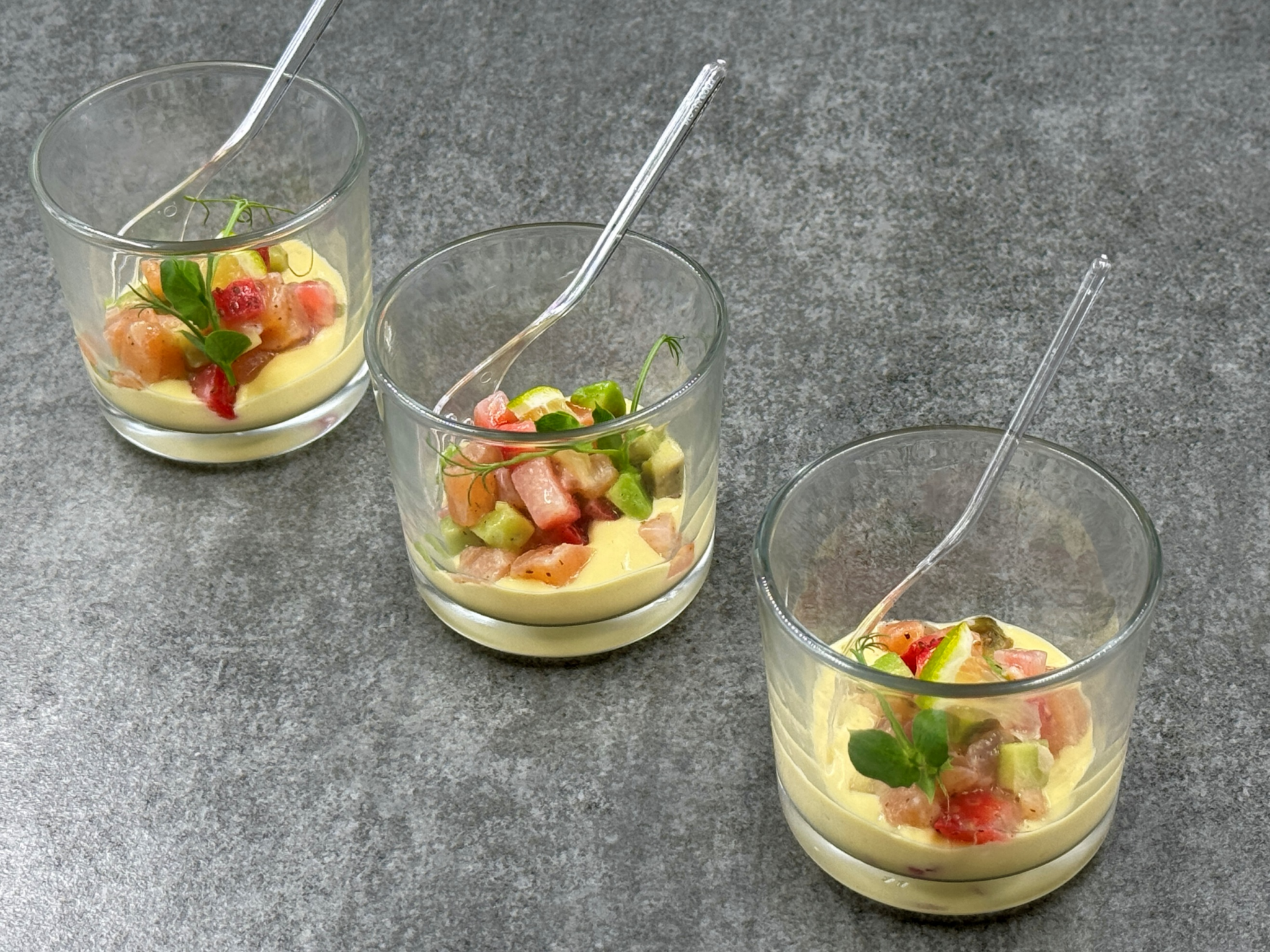 ТАР-ТАР ИЗ ЛОСОСЯ С КРЕМОМ ИЗ МАНГО