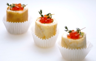 РУЛЕТИК ИЗ БЛИНЧИКА С СЕМГОЙ И ИКРОЙ