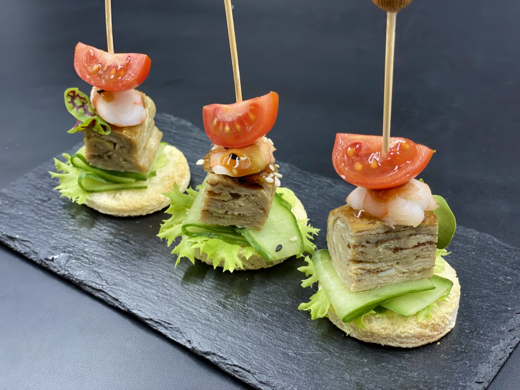 КАНАПЕ С КРЕВЕТКОЙ И ОМЛЕТОМ ТОМАГО