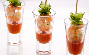 ТИГРОВАЯ КРЕВЕТКА ГРИЛЬ НА ТРАВАХ, С ОГУРЦОМ И ОСТРЫМ ТОМАТНЫМ СОУСОМ