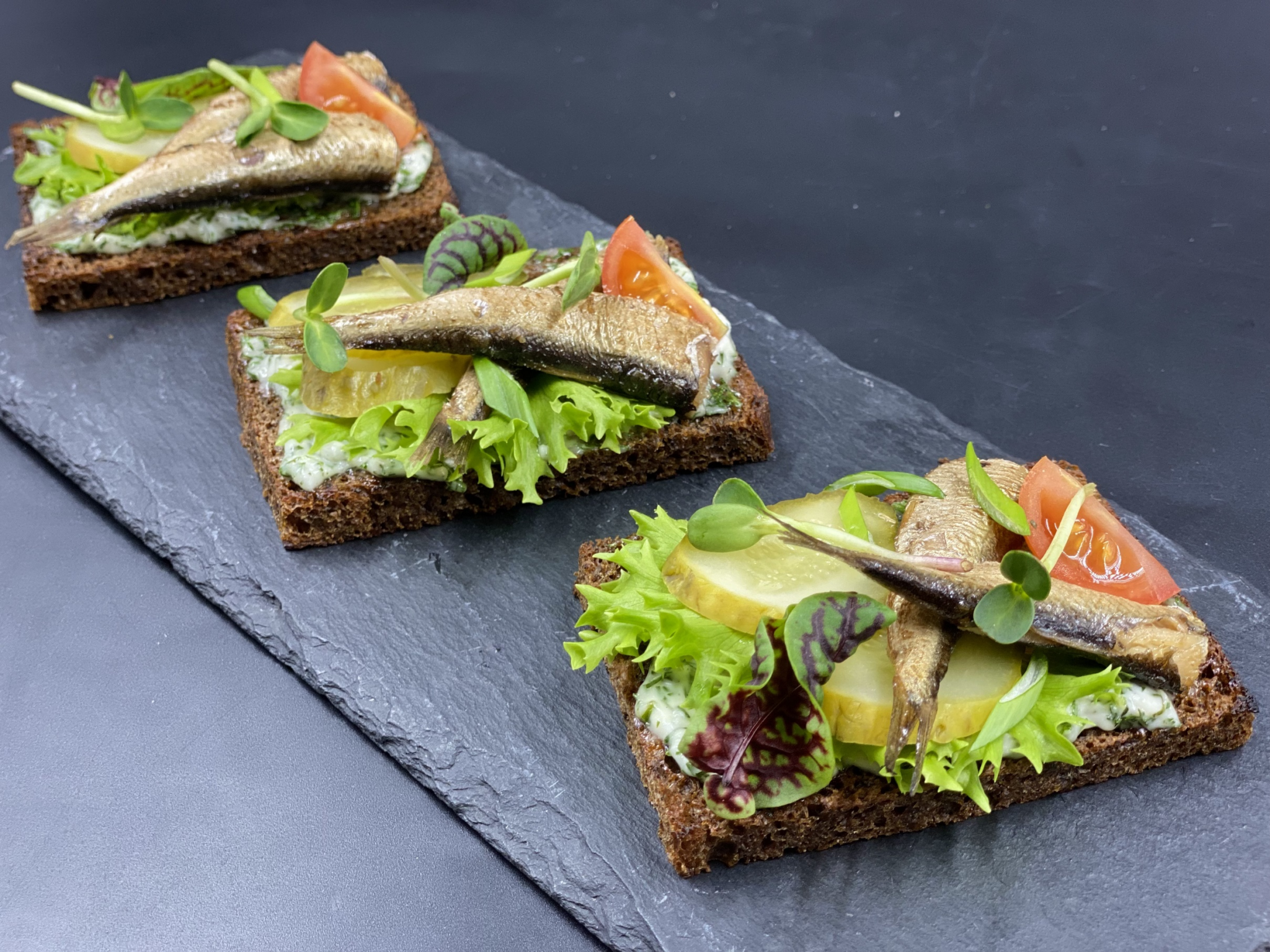 БУТЕРБРОД СО ШПРОТАМИ НА РЖАНОМ ХЛЕБЕ И СОЛЕНЫМ ОГУРЧИКОМ ИЗ ПОГРЕБА