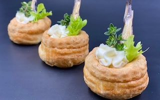 ВАЛОВАНЫ СО ШПРОТАМИ, СЛИВОЧНЫМ СЫРОМ И ОГУРЦАМИ СЛАБОЙ СОЛИ