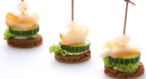 МАСЛЯНАЯ РЫБА С ОГУРЦОМ И ЖЕМЧУЖНЫМ ЛУКОМ