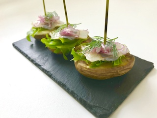 ПЕЧЕНЫЙ КАРТОФЕЛЬ С СЕЛЬДЬЮ СЛАБОГО ПОСОЛА И КРАСНЫМ ЛУКОМ