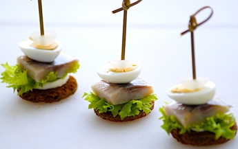 МИНИ БУТЕРБРОД ИЗ РЖАНОГО ХЛЕБА С СЕЛЬДЬЮ, ЖЕМЧУЖНЫМ ЛУКОМ И ПЕРЕПЕЛИНЫМ ЯЙЦОМ