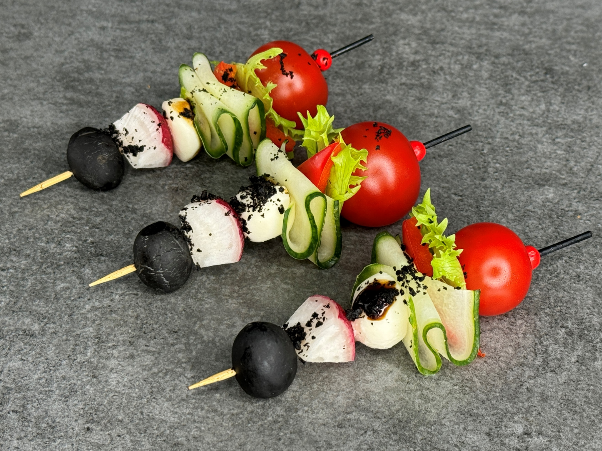 ОВОЩНОЕ КАНАПЕ С СЫРОМ МОЦАРЕЛЛА НА БАМБУКОВОЙ ШПАЖКЕ