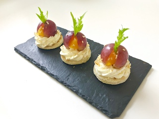 КРАСНЫЙ ВИНОГРАД С КУНЖУТНЫМ СЫРОМ И АПЕЛЬСИНОМ