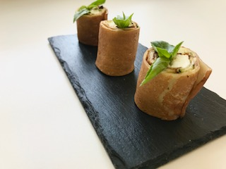 ПЕЧЕНЫЙ КАРТОФЕЛЬ, БРЫНЗА И ЦУКИНИ ГРИЛЬ В БЛИНЕ С ПРИПЕКОМ И ЗЕЛЕНЫМ СОУСОМ