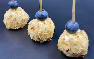 ЧИЗБОЛ СО СЛИВОЧНЫМ СЫРОМ, ДОР БЛЮ, ЖАРЕНЫМ МИНДАЛЕМ И ГОЛУБИКОЙ