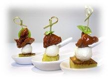 КАНАПЕ МОЦАРЕЛЛА НА ЗАПЕЧЕНОМ КАРТОФЕЛЕ С СОУСОМ ПЕСТО, ВЯЛЕННЫМ ТОМАТОМ И БАЗИЛИКОМ