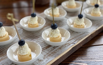 КАНАПЕ С СЫРОМ МААСДАМ И СВЕЖИМИ ЯГОДАМИ