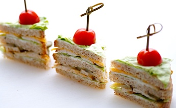 КЛАБ СЭНДВИЧ С КУРИЦЕЙ, САЛАТОМ АЙСБЕРГ, СЫРОМ ЧЕДДЕР И ТОМАТОМ ЧЕРРИ