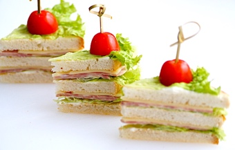 КЛАБ СЭНДВИЧ С ВЕТЧИНОЙ, ЗЕЛЕНЫМ САЛАТОМ, СЫРОМ МААСДАМ И ТОМАТОМ ЧЕРРИ