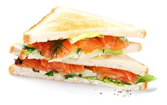 КЛАБ СЭНДВИЧ С МАРИНОВАННЫМ ЛОСОСЕМ, ЛИСТОМ САЛАТА, СЛИВОЧНЫМ СЫРОМ И СВЕЖИМ ОГУРЧИКОМ