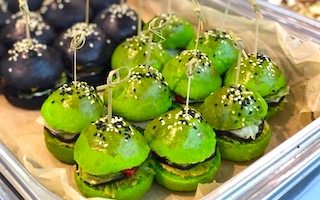 БУРГЕР ВЕГЕТАРИАНСКИЙ С ОВОЩАМИ ГРИЛЬ И ХУМУСОМ