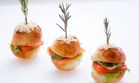 ФИШБУРГЕР С СЕМГОЙ, АВОКАДО, ЛАЙМОМ И СЛИВОЧНЫМ СЫРОМ