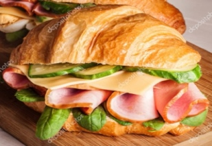 КРУАССАН С ГОВЯДИНОЙ, ТОМАТАМИ И ЗЕЛЕНЬЮ