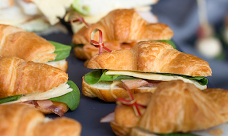 КРУАССАН С ЛОСОСЕМ, СЕТОМ ИЗ ОВОЩЕЙ И СОУСОМ ТАР-ТАР