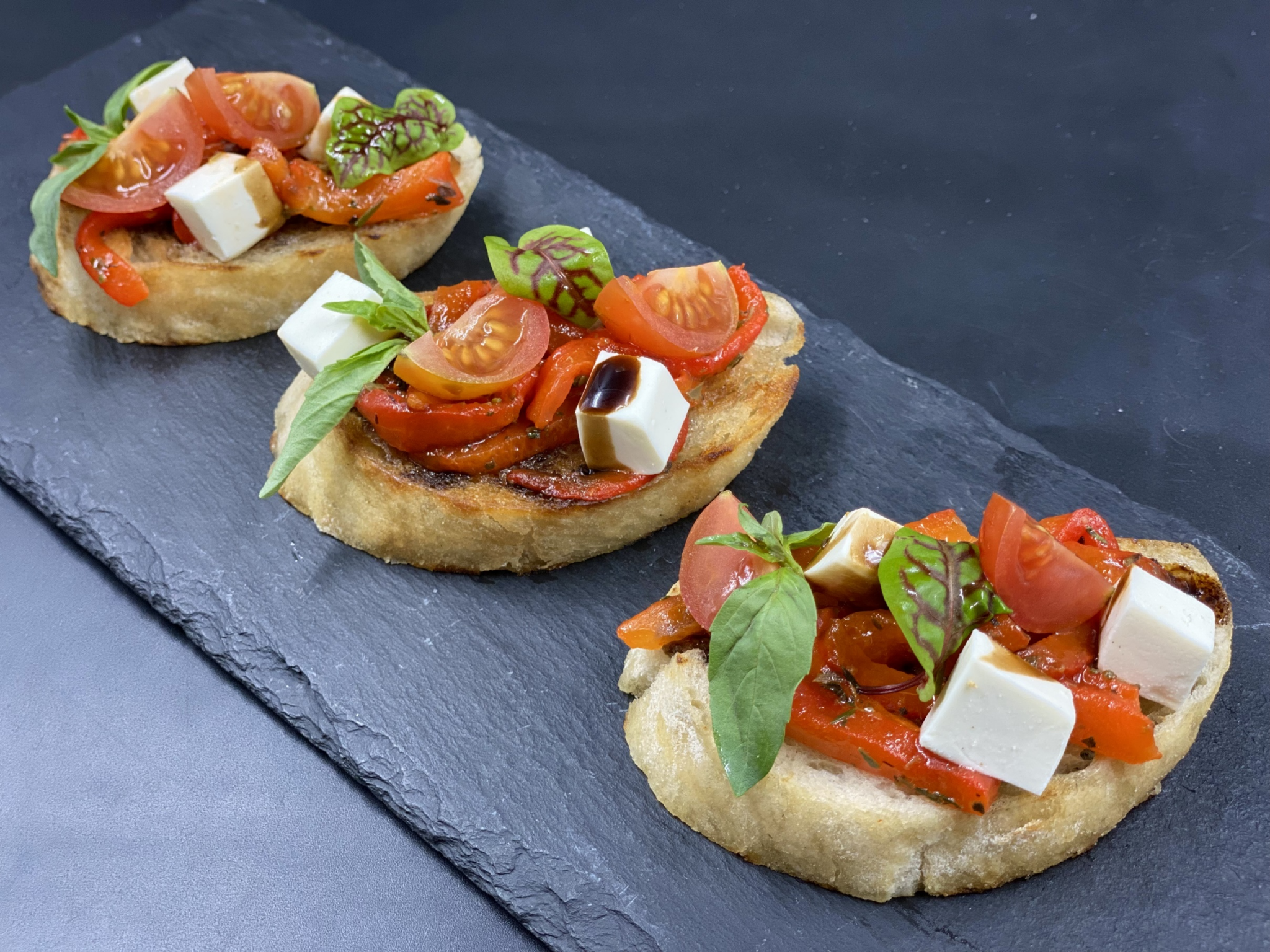 БРУСКЕТТА С ПЕЧЕНЫМ ПЕРЦЕМ И СЫРОМ ФЕТА