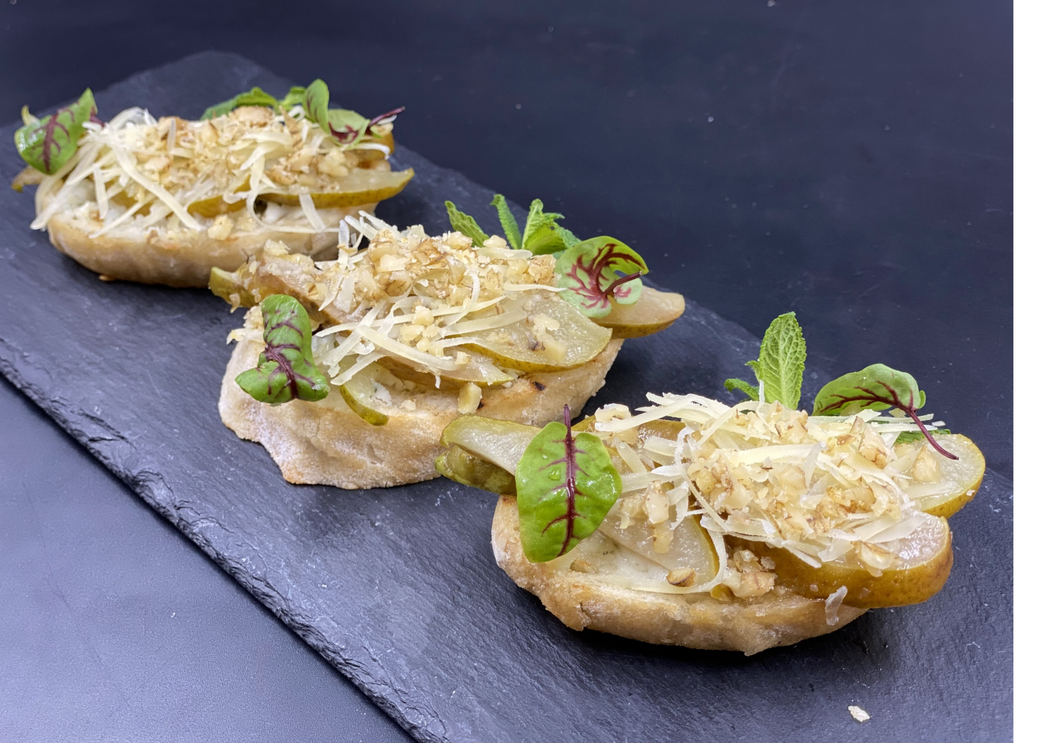 БРУСКЕТТА С ГРУШЕЙ И СЫРОМ ДОР БЛЮ