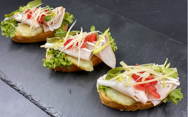 БРУСКЕТТА С БУЖЕНИНОЙ И ТОМАТАМИ КОНКАССЕ