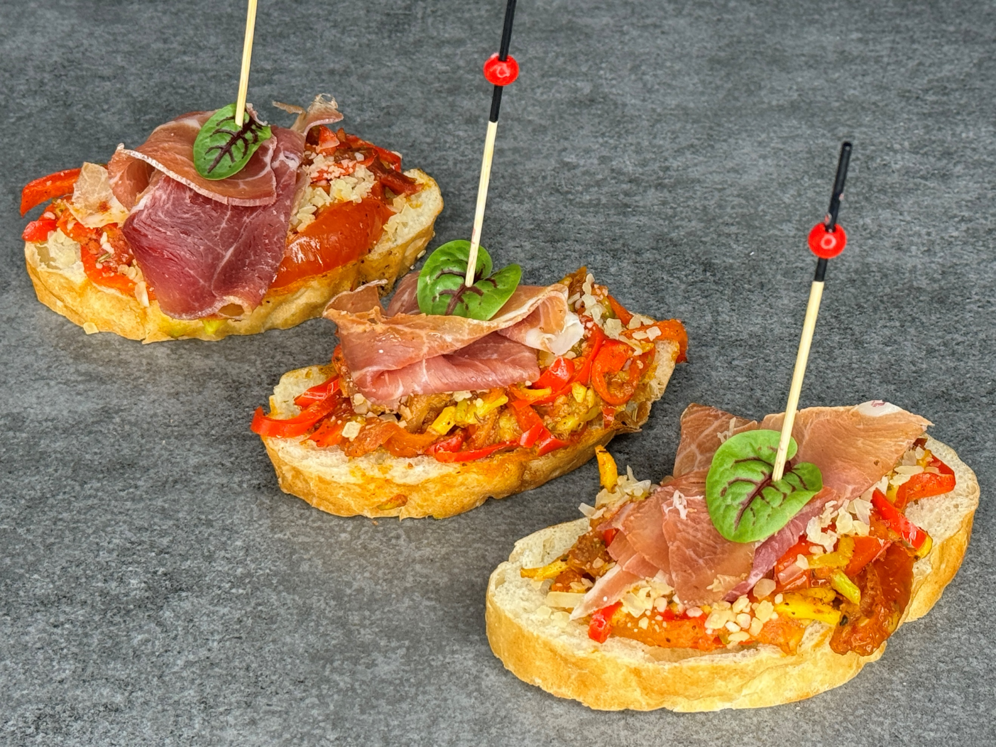 БРУСКЕТТА С ХАМОНОМ И ОВОЩАМИ ГРИЛЬ