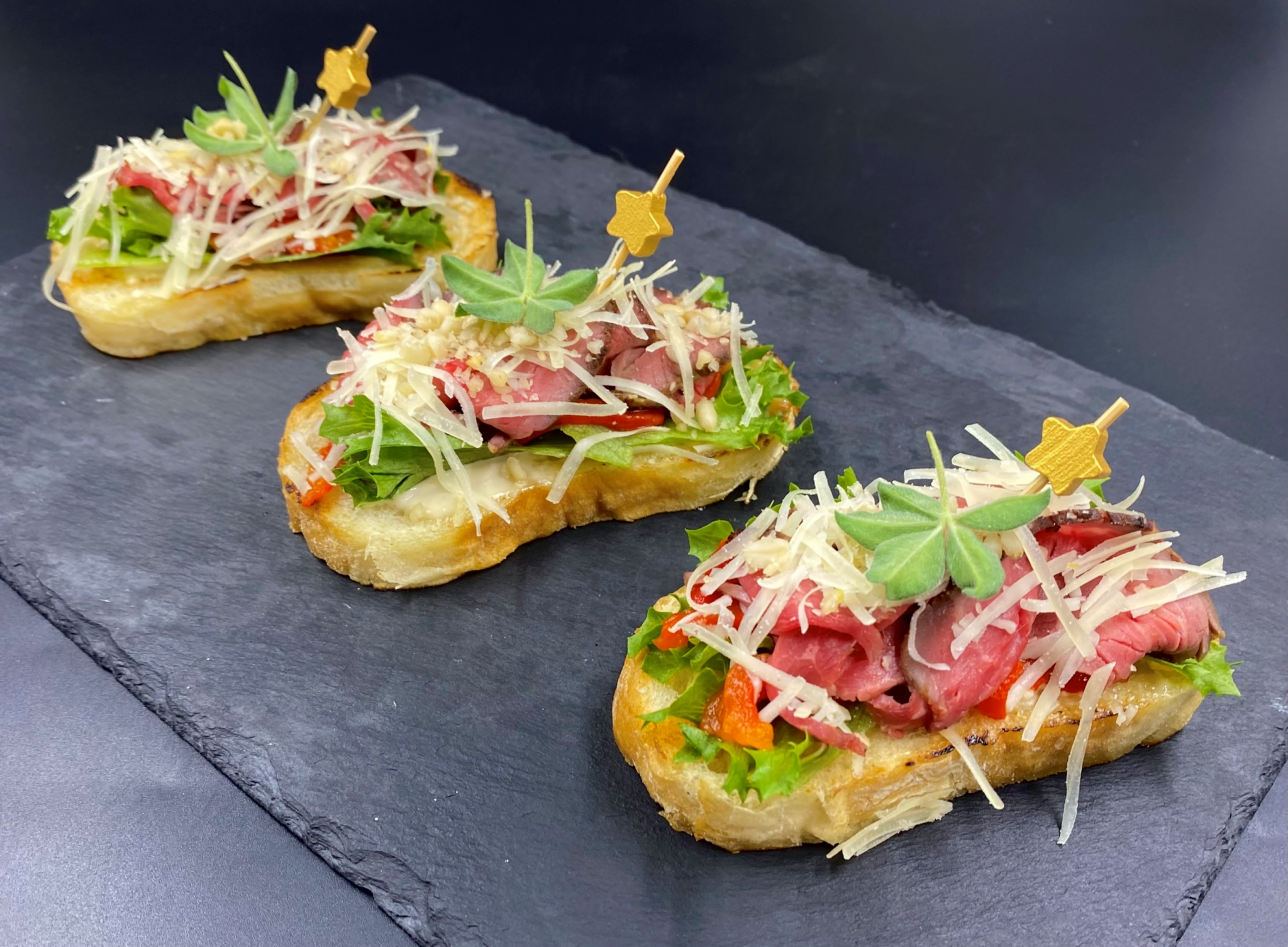 БРУСКЕТТА С РОСТБИФОМ 