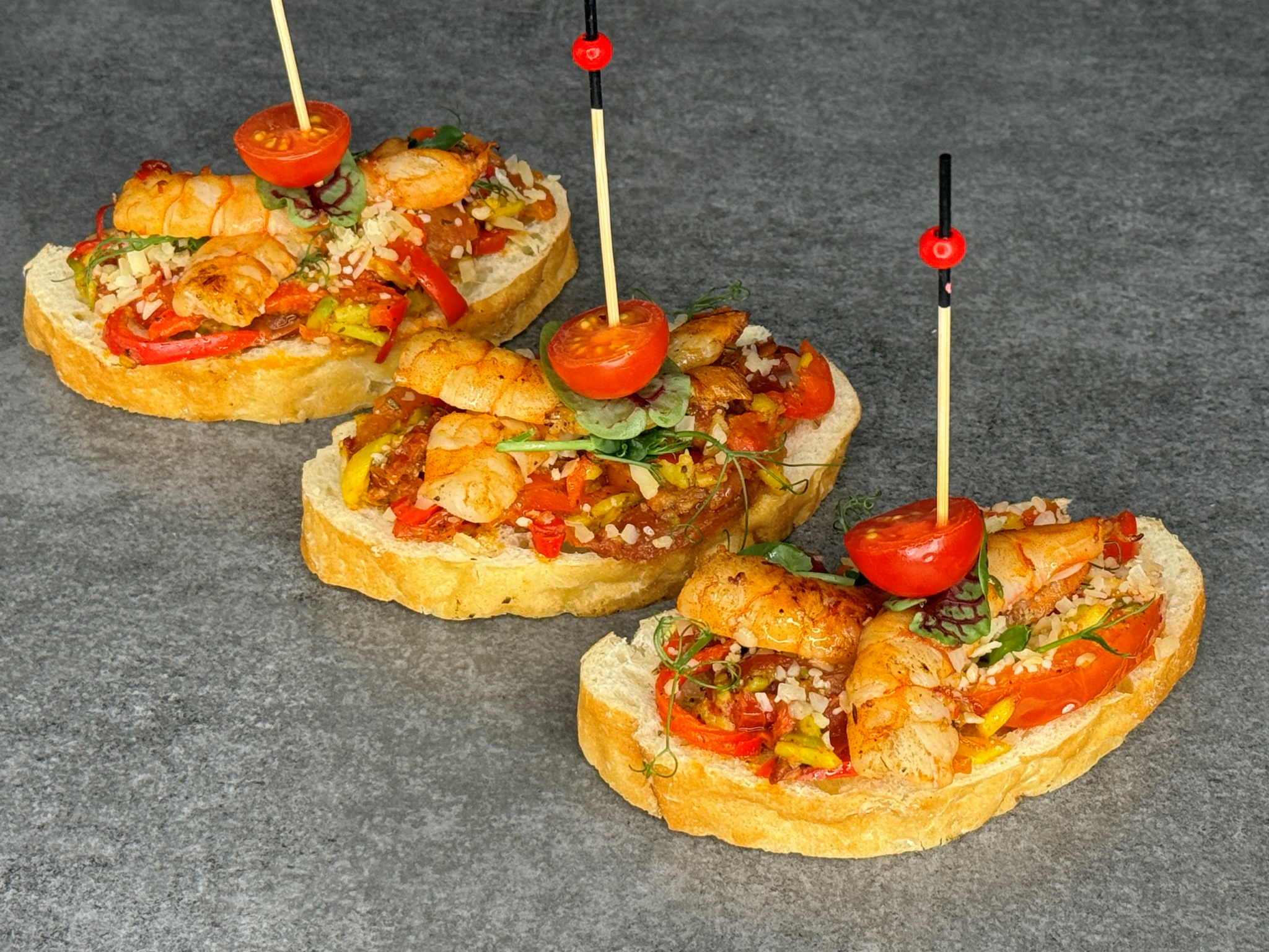 БРУСКЕТТА С КРЕВЕТКАМИ, АВОКАДО И ВЯЛЕНЫМ ТОМАТОМ