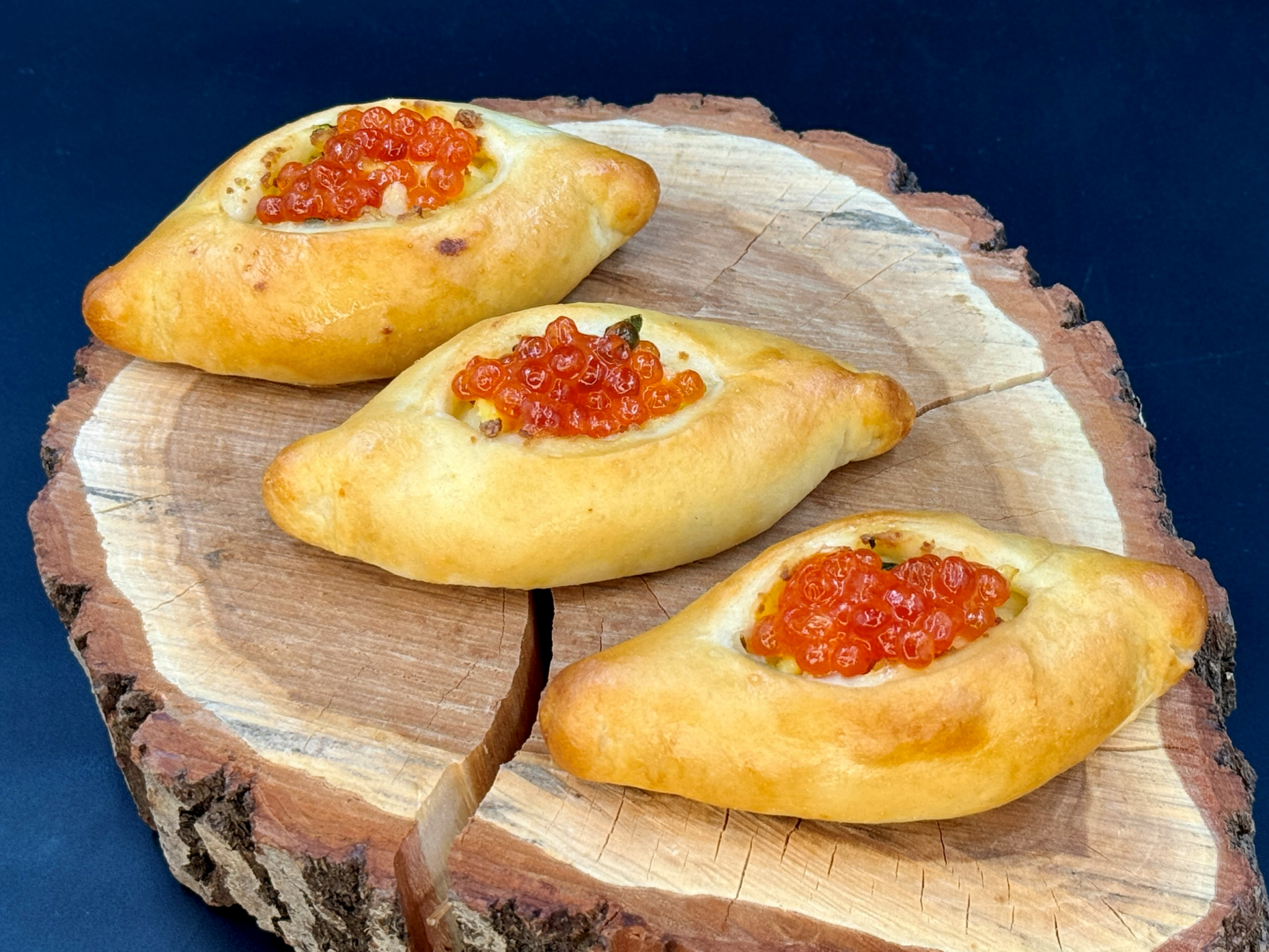 ЛОДОЧКА С ЯЙЦОМ И КРАСНОЙ ИКРОЙ