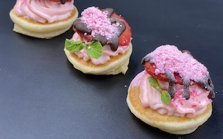 ПАНКЕЙК СО СЛИВОЧНЫМ КРЕМОМ И КЛУБНИКОЙ