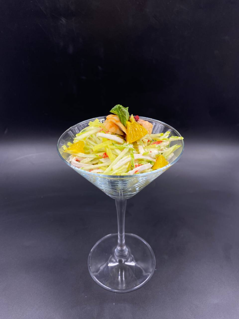 САЛАТ С КРАБОВЫМ МЯСОМ, КРЕВЕТКОЙ И ОВОЩАМИ С АПЕЛЬСИНОВОЙ ЗАПРАВКОЙ