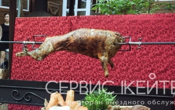 БАРАШЕК НА ВЕРТЕЛЕ (В СТОИМОСТЬ ВХОДИТ СТОЛ ДЛЯ ПОДАЧИ СО СКАТЕРТЬЮ И ЮБКОЙ, ДВА КОКТЕЙЛЬНЫХ СТОЛА С ЧЕХЛАМИ, ЭЛЕМЕНТЫ ДЕКОРА, ОВОЩИ-ГРИЛЬ ДЛЯ ГАРНИРОВКИ, СОУСА, ПРИБОРЫ НА 30 ЧЕЛОВЕК). ЦЕНА УКАЗАНА ЗА 1 КГ , ФАКТИЧЕСКИЙ РАЗМЕР ЗАВИСИТ ОТ ИСХОДНОГО ПРОДУКТА , ЦЕНА УКАЗАНА ЗА 1 КГ.  ФАКТИЧЕСКИЙ РАЗМЕР ЗАВИСИТ ОТ ИСХОДНОГО ПРОДУКТА , БАРАН НА ВЫХОДЕ - 10-12 КГ